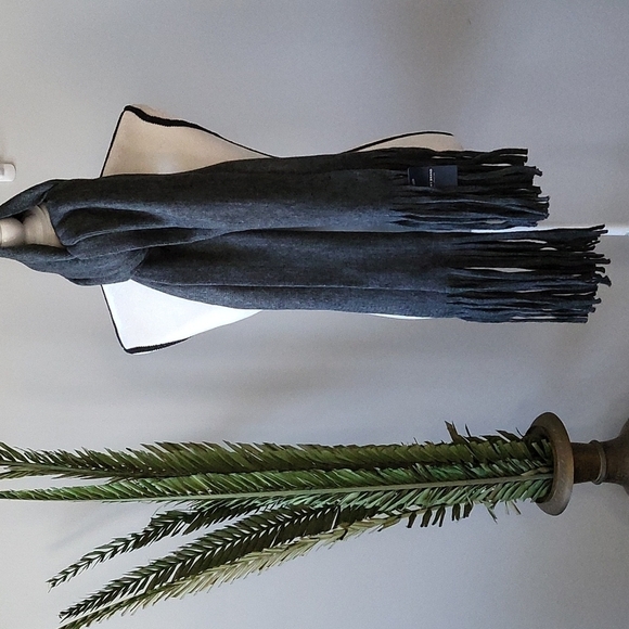 Lucky Brand dark gray solid brushed scarf with fringe NWT - Picture 3 of 6